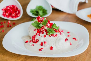 Chiles en nogada, Puebla Mexico 'dan poblano acı biber ve ceviz soslu geleneksel Meksika yemeği.