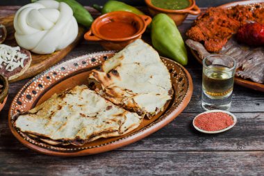 Tlayudas, Meksika 'nın geleneksel Meksika yemeğidir.