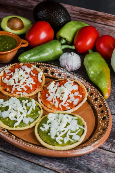 Мексиканские Сопы Тертым Сыром Сальсой Традиционный Завтрак Мексике — стоковое фото