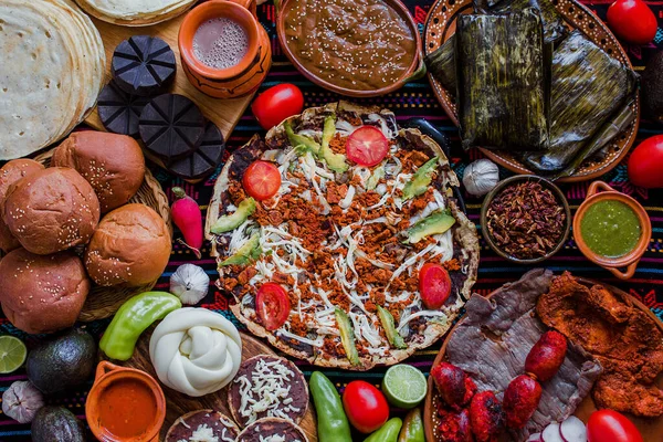 Comida Tradicional Mexicana Oaxaca México Tlayuda Queso Oaxaca Tamales Chocolate — Foto de Stock