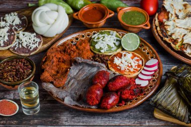 Chorizo, Cecina Tasajo ve baharatlı et Oaxaca Mexico 'dan ızgara Meksika barbeküsü.