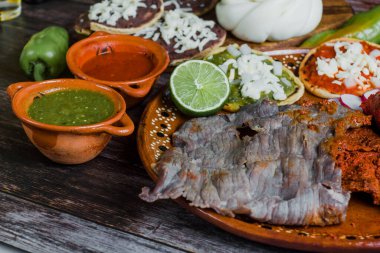 Cecina o tasajo ve baharatlı et, Meksika usulü ızgara Meksika barbeküsüdür.