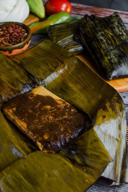 Tamales Oaxaqueos Meksika 'da Meksika usulü mısır hamuru, tavuk ya da domuz etiyle Meksika usulü muz yapraklarına sarılmış geleneksel bir Meksika yemeğidir.