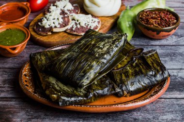 Tamales Oaxaqueos Meksika 'da Meksika usulü mısır hamuru, tavuk ya da domuz etiyle Meksika usulü muz yapraklarına sarılmış geleneksel bir Meksika yemeğidir.