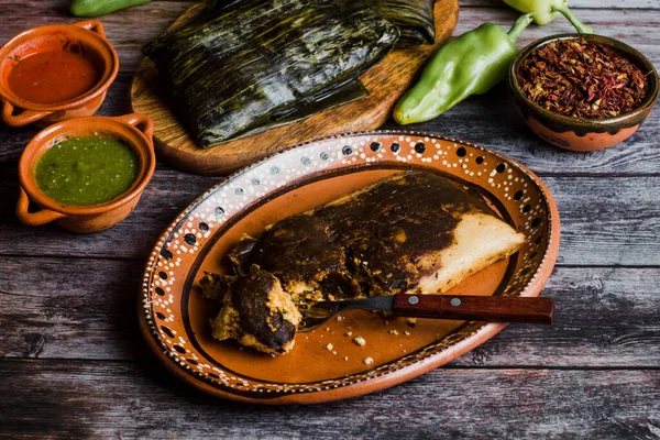 タマレス オアクエオス Tamales Oaxaqueos と呼ばれるオアクアカ産のタマルは メキシコのバナナの葉にトウモロコシの生地 豚肉を包んだ伝統的なメキシコ料理である — ストック写真
