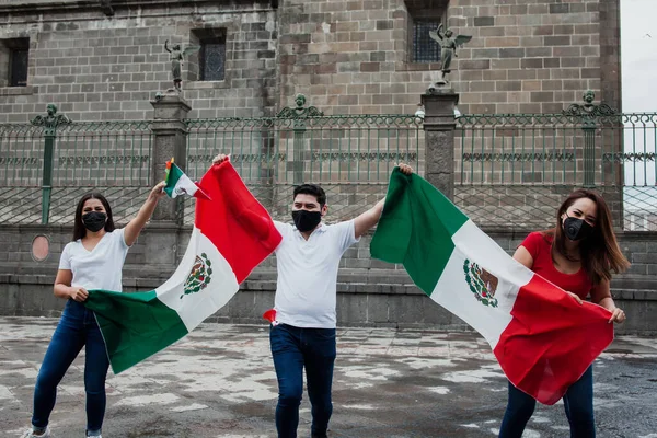 멕시코 기념일에 국기와 마스크를 멕시코 사람들 — 스톡 사진