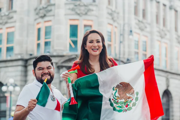 멕시코의 기념일에 멕시코에 멕시코 친구들이 멕시코 국기를 — 스톡 사진