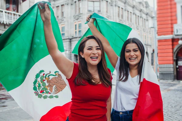 멕시코 기념일에 멕시코에 멕시코 여자들이 멕시코 국기를 — 스톡 사진