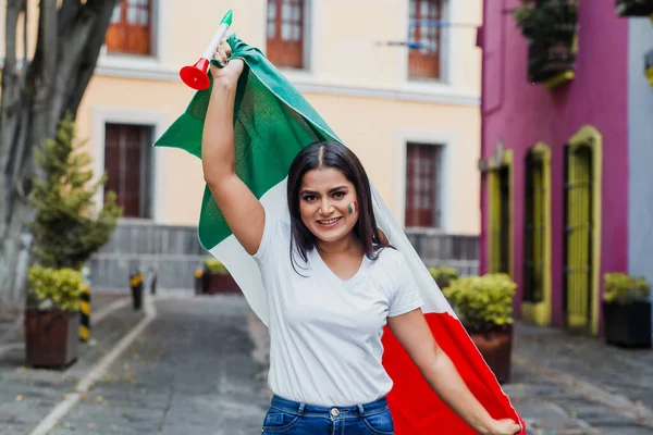 Mujer Mexicana Día Independencia México Sosteniendo Una Bandera México — Foto de Stock