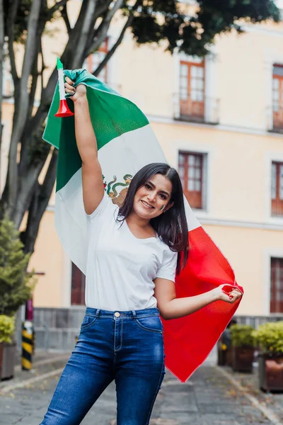 Mulher Mexicana Dia Independência México Segurando Uma Bandeira México — Fotografia de Stock