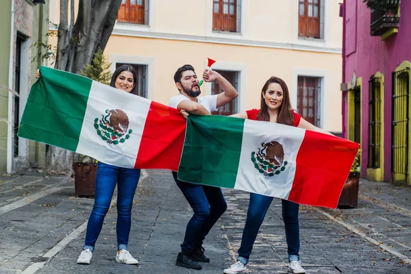 Meksika 'da bağımsızlık gününde bayraklı Meksikalılar