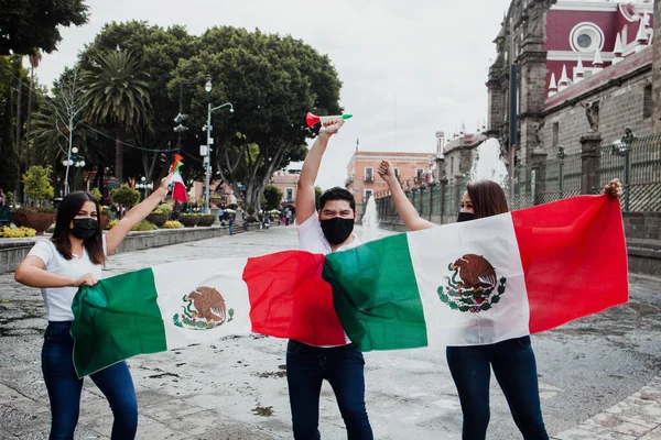 Mexicanos Con Máscara Facial Fanáticos Del Fútbol México Con Bandera — Foto de Stock