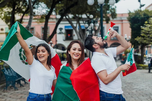 Mexicanos Fanáticos Del Fútbol México Con Bandera Mexicana —  Fotos de Stock