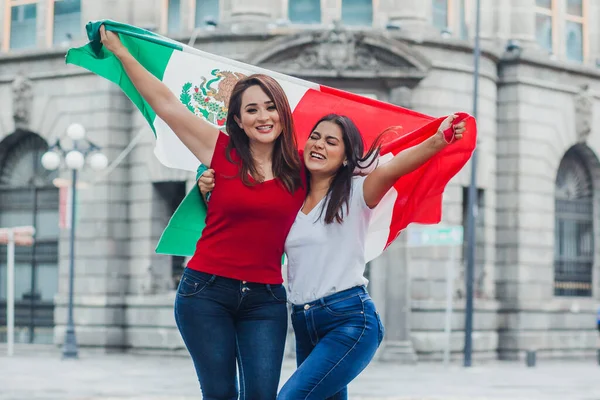 야외에서 멕시코 국기를 멕시코 — 스톡 사진
