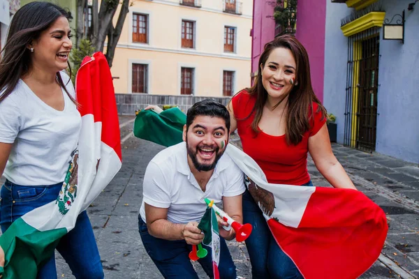 Mexicanos Fanáticos Del Fútbol México Con Bandera Mexicana —  Fotos de Stock