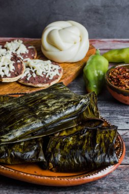 Meksika Tamales Oaxaquenos muz yaprakları geleneksel Oaxaca Meksika ahşap arka planda