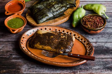 Meksika Tamales Oaxaquenos muz yaprakları geleneksel Oaxaca Meksika ahşap arka planda