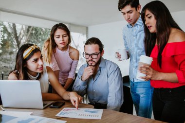 Latin halk ya da ofis çalışanları bilgisayar kullanarak iş projesini tartışıyor. Latin Amerika 'da takım çalışması kavramı