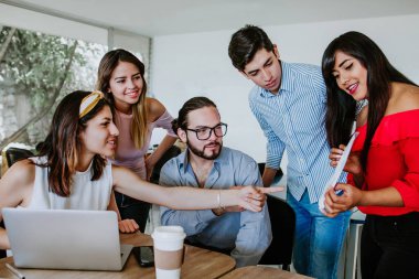 Latin Amerika 'da bilgisayar ya da dizüstü bilgisayarla birlikte İspanyol Üniversitesi öğrencileri