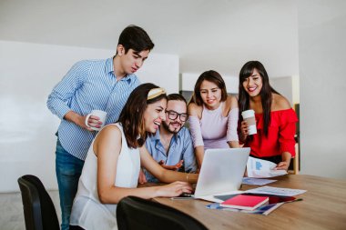 Latin Amerika 'da bilgisayar ya da dizüstü bilgisayarla birlikte İspanyol Üniversitesi öğrencileri