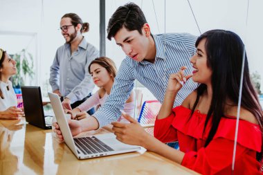 Latin Amerika 'da bilgisayar ya da dizüstü bilgisayarla birlikte İspanyol Üniversitesi öğrencileri