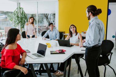 Latin halk ya da ofis çalışanları bilgisayar kullanarak iş projesini tartışıyor. Latin Amerika 'da takım çalışması kavramı