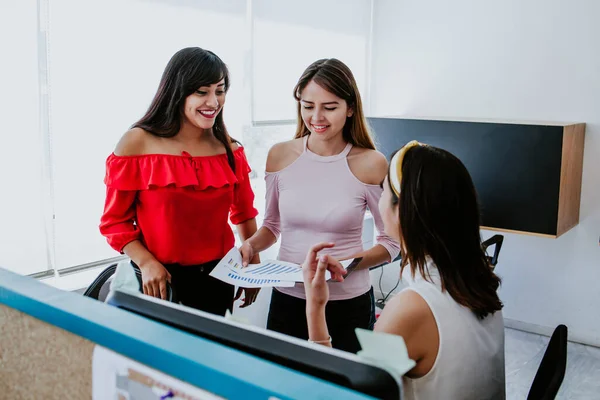 Latin People Office Workers Using Computer Discuss Business Project Concepto — Foto de Stock