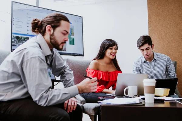 Porträt Eines Jungen Lateinamerikanischen Mannes Seinem Schreibtisch Büro Mexiko Lateinamerika — Stockfoto