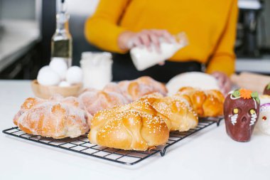 Meksika 'dan geleneksel pan de muerto adı verilen ekmek pişiren Meksikalı kadın Cadılar Bayramı' nda