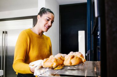 Meksika 'dan geleneksel pan de muerto adı verilen ekmek pişiren Meksikalı kadın Cadılar Bayramı' nda
