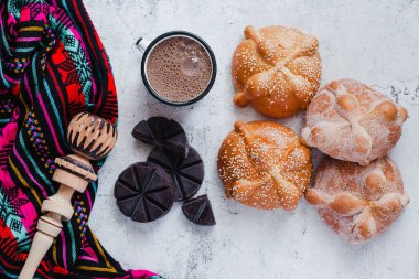 Pan de Muerto ve sıcak çikolata Meksika 'da Ölüler Günü için geleneksel Meksika ekmeği.