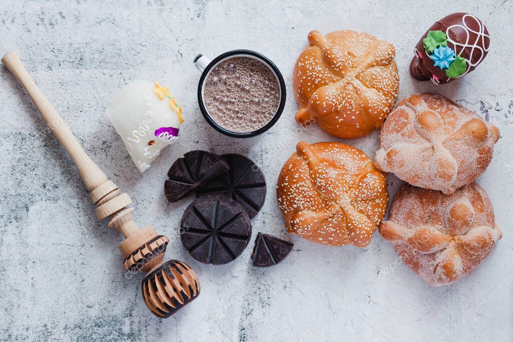 Pan de Muerto y chocolate caliente, pan mexicano tradicional para el