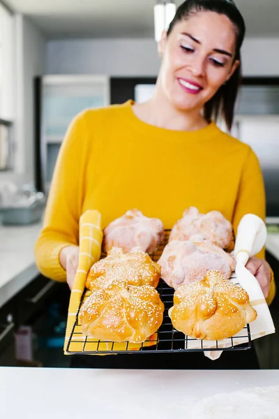 Mexická Žena Vaří Pan Muerto Tradiční Chléb Pro Den Mrtvých — Stock fotografie