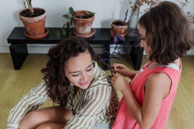 Küçük Arap kızı annesinin saçını tarıyor ve Avrupa 'da eğleniyor.