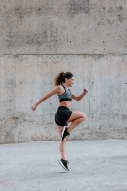 Latin Amerika 'nın kentsel bölgesinde atlayıp spor yapan genç İspanyol kadın.