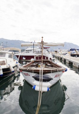 Limana demirlemiş beyaz bir balıkçı teknesi. Karadağ