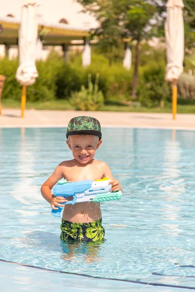 Chico Juega Con Una Pistola Agua Hotel Egipto Marsa Alam —  Fotos de Stock