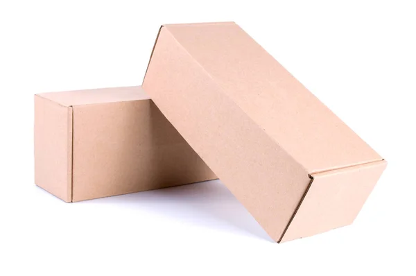 Caja de cartón marrón aislada sobre fondo blanco — Foto de Stock