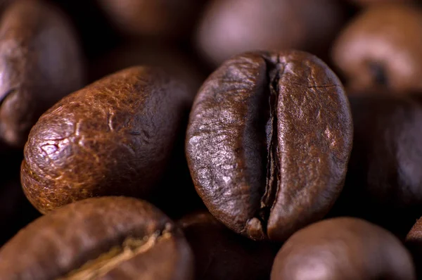 Szekrény makró csoport pörkölt barna vagy fekete kávé gabona háttér — Stock Fotó