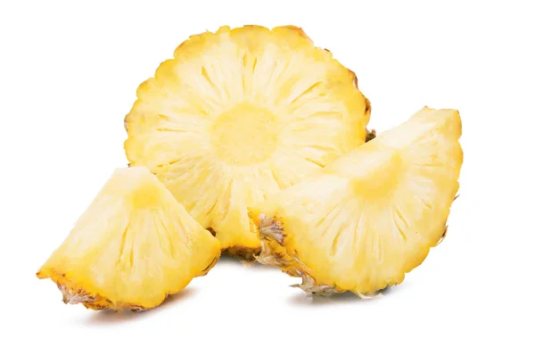 In Scheiben geschnittene leckere Ananasfrüchte isoliert auf weißem Hintergrund — Stockfoto