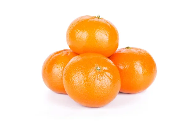 在白色背景下分离的成熟新鲜多汁柑橘或 mandarines 组 — 图库照片