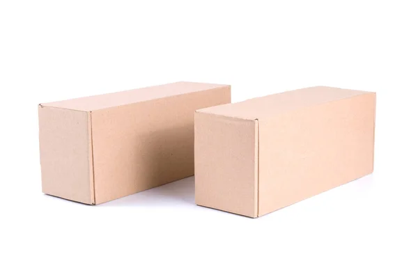 Caixa de papelão marrom isolado no fundo branco — Fotografia de Stock