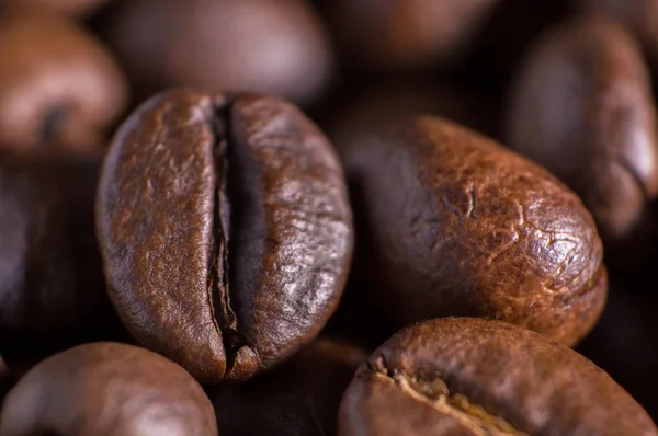Szekrény makró csoport pörkölt barna vagy fekete kávé gabona háttér — Stock Fotó
