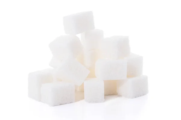 Grupo de cubos de açúcar branco isolados sobre fundo branco — Fotografia de Stock
