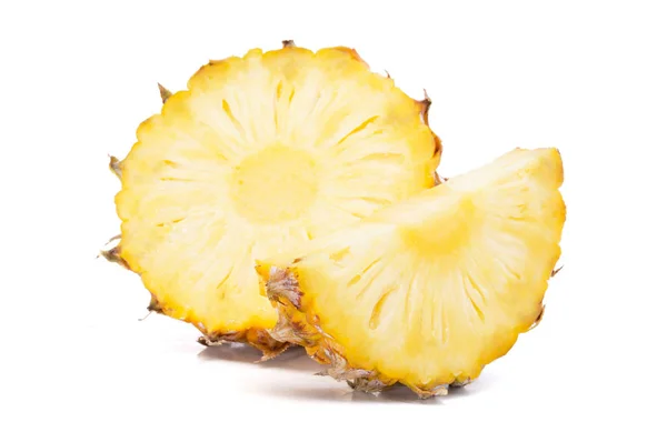 In Scheiben geschnittene leckere Ananasfrüchte isoliert auf weißem Hintergrund — Stockfoto
