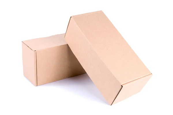Caja de cartón marrón aislada sobre fondo blanco —  Fotos de Stock