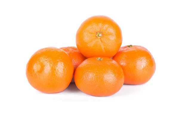 Groupe de mandarines juteuses fraîches mûres ou de mandarines isolées sur fond blanc — Photo