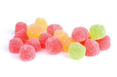 Beyaz arka plan üzerinde izole renkli lezzetli jöleli tatlı şeker şeker