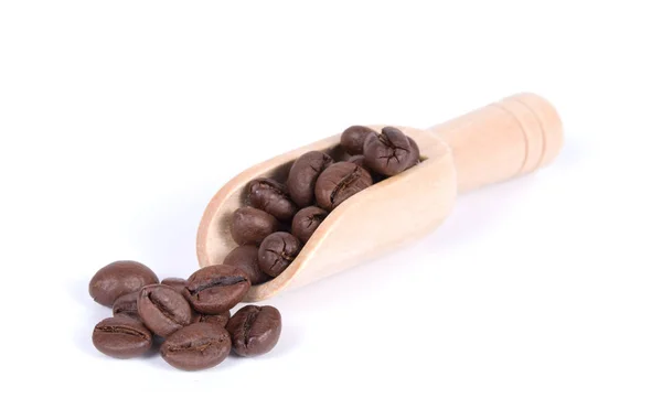 Grupo de granos de café en una cucharada de madera aislada sobre fondo blanco — Foto de Stock
