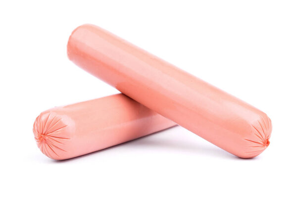 Целая группа вкусных вареных колбас на белом фоне